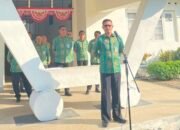 Asisten I Bidang Pemerintahan Sekretariat Daerah Kota Kotamobagu, Sahaya S. Mokoginta, memimpin apel dengan menggunakan Bahasa Mongondow sejak membuka hingga menutup amanat. (Foto: Istw)