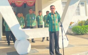 Asisten I Bidang Pemerintahan Sekretariat Daerah Kota Kotamobagu, Sahaya S. Mokoginta, memimpin apel dengan menggunakan Bahasa Mongondow sejak membuka hingga menutup amanat. (Foto: Istw)