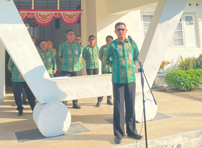 Asisten I Bidang Pemerintahan Sekretariat Daerah Kota Kotamobagu, Sahaya S. Mokoginta, memimpin apel dengan menggunakan Bahasa Mongondow sejak membuka hingga menutup amanat. (Foto: Istw)