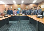 Ketua Umum Pro Jurnalismedia Siber (PJS) Mahmud Marhaba bersama jajaran pengurus pusat menyerahkan dokumen organisasi kepada Tim Pendataan Dewan Pers di Gedung Dewan Pers, Jakarta Pusat, Kamis (23/7/2026), sebagai bagian dari proses verifikasi menuju organisasi konstituen Dewan Pers/Hibata.id