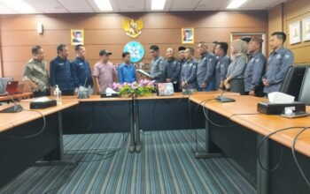 Ketua Umum Pro Jurnalismedia Siber (PJS) Mahmud Marhaba bersama jajaran pengurus pusat menyerahkan dokumen organisasi kepada Tim Pendataan Dewan Pers di Gedung Dewan Pers, Jakarta Pusat, Kamis (23/7/2026), sebagai bagian dari proses verifikasi menuju organisasi konstituen Dewan Pers/Hibata.id
