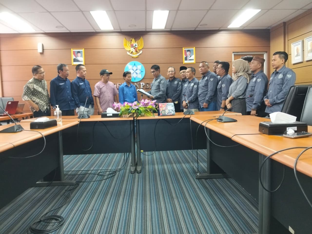 Ketua Umum Pro Jurnalismedia Siber (PJS) Mahmud Marhaba bersama jajaran pengurus pusat menyerahkan dokumen organisasi kepada Tim Pendataan Dewan Pers di Gedung Dewan Pers, Jakarta Pusat, Kamis (23/7/2026), sebagai bagian dari proses verifikasi menuju organisasi konstituen Dewan Pers/Hibata.id