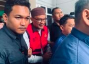 Masran Rauf berjalan menuju mobil tahanan usai menjalani pemeriksaan di Kantor Kejaksaan Tinggi Gorontalo, Kamis (23/7/2026). Kejati Gorontalo menahan Masran setelah menetapkannya sebagai tersangka dalam perkara dugaan korupsi pengadaan Command Center Video Wall Tahun Anggaran 2022/Hibata.id