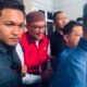 Masran Rauf berjalan menuju mobil tahanan usai menjalani pemeriksaan di Kantor Kejaksaan Tinggi Gorontalo, Kamis (23/7/2026). Kejati Gorontalo menahan Masran setelah menetapkannya sebagai tersangka dalam perkara dugaan korupsi pengadaan Command Center Video Wall Tahun Anggaran 2022/Hibata.id