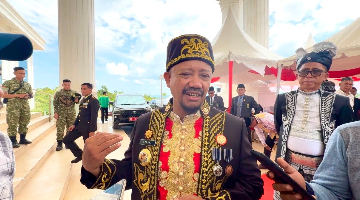 Bupati Buton Tengah Azhari mengusulkan penggabungan delapan hingga sembilan OPD guna menekan belanja pegawai dari 39 persen/Hibata.id