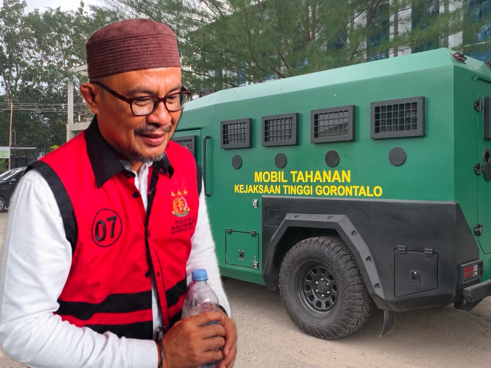Mantan Kepala Dinas Komunikasi dan Informatika (Kominfo) Provinsi Gorontalo, Masran Rauf (kiri), dan mobil tahanan Kejaksaan Tinggi (Kejati) Gorontalo (kanan). Masran ditetapkan sebagai tersangka dalam penyidikan dugaan korupsi proyek Command Center Pemprov Gorontalo dan ditahan usai menjalani pemeriksaan, Kamis (23/7/2026). Hibata.id/Hibata.id