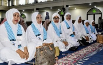 11 jamaah umrah asal Kabupaten Gorontalo di Masjid Agung Baiturrahman, Limboto, Jumat (24/7/2026). (Foto: Humas)