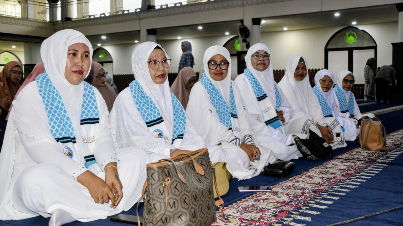 11 jamaah umrah asal Kabupaten Gorontalo di Masjid Agung Baiturrahman, Limboto, Jumat (24/7/2026). (Foto: Humas)