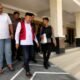 Terdakwa kasus dugaan korupsi Program Hibah Air Minum SR-MBR PUDAM Tirta Gerbang Emas Gorontalo Utara, Muksin Badar, digiring menuju kendaraan usai menjalani sidang pembacaan putusan di Pengadilan Tipikor pada Pengadilan Negeri Gorontalo, Jumat (24/7/2026)/Hibata.id