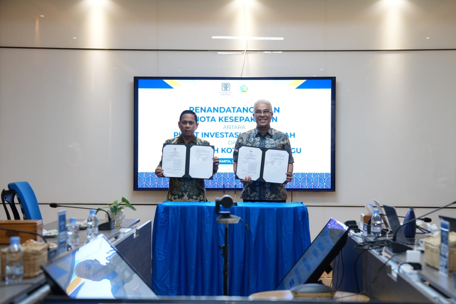 Wali Kota Kotamobagu, Weny Gaib, dan Direktur Utama Pusat Investasi Pemerintah, Ismed Saputra, di Kantor Pusat Investasi Pemerintah, Jakarta Pusat, Jumat, 24 Juli 2026. (Foto: Humas)