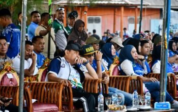 Wakil Bupati Boalemo Lahmudin Hambali (kanan) berbincang dengan Gubernur Gorontalo Gusnar Ismail di sela pembukaan Festival Olahraga Rekreasi Masyarakat Provinsi (FORPROV) II KORMI Provinsi Gorontalo 2026 di kawasan wisata Pantai Bolihutuo, Kabupaten Boalemo, Jumat (24/7/2026)/Hibata.id