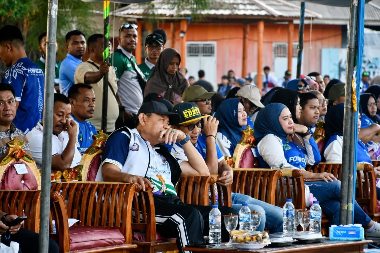 Wakil Bupati Boalemo Lahmudin Hambali (kanan) berbincang dengan Gubernur Gorontalo Gusnar Ismail di sela pembukaan Festival Olahraga Rekreasi Masyarakat Provinsi (FORPROV) II KORMI Provinsi Gorontalo 2026 di kawasan wisata Pantai Bolihutuo, Kabupaten Boalemo, Jumat (24/7/2026)/Hibata.id