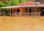 Kondisi rumah warga di Desa Bulangita, Kecamatan Marisa, Kabupaten Pohuwato, yang terendam banjir setelah hujan deras. Warga kembali menyoroti dugaan dampak aktivitas pertambangan emas tanpa izin (PETI) di kawasan hulu terhadap kondisi lingkungan di sekitar daerah aliran sungai/Hibata.id