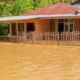 Kondisi rumah warga di Desa Bulangita, Kecamatan Marisa, Kabupaten Pohuwato, yang terendam banjir setelah hujan deras. Warga kembali menyoroti dugaan dampak aktivitas pertambangan emas tanpa izin (PETI) di kawasan hulu terhadap kondisi lingkungan di sekitar daerah aliran sungai/Hibata.id