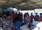 Personel tim SAR gabungan saat mempersiapkan peralatan sebelum melakukan pencarian speedboat yang hilang kontak di Perairan Teluk Tomini.