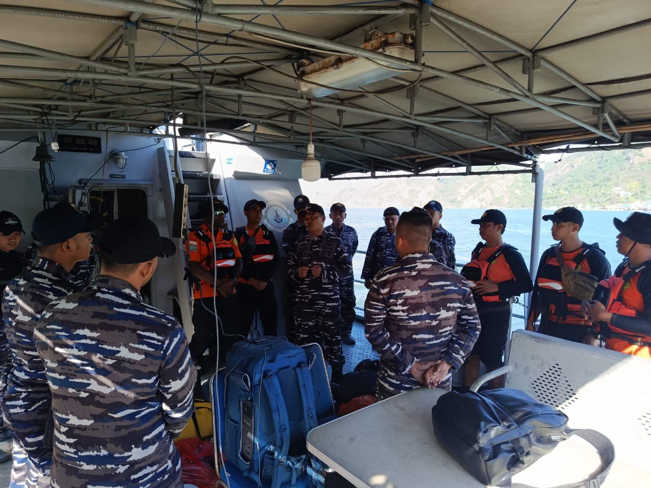 Personel tim SAR gabungan saat mempersiapkan peralatan sebelum melakukan pencarian speedboat yang hilang kontak di Perairan Teluk Tomini.