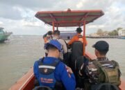 Personel Basarnas Gorontalo bersama Lanal Marisa dan Polairud melakukan operasi pencarian terhadap perahu yang dilaporkan hilang kontak di Perairan Teluk Tomini, Sabtu (25/7/2026)/Hibata.id