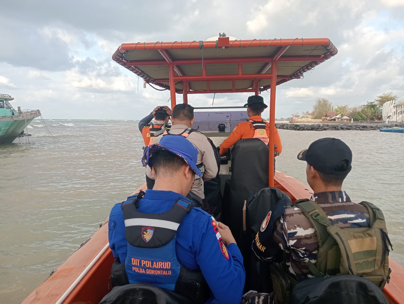 Personel Basarnas Gorontalo bersama Lanal Marisa dan Polairud melakukan operasi pencarian terhadap perahu yang dilaporkan hilang kontak di Perairan Teluk Tomini, Sabtu (25/7/2026)/Hibata.id