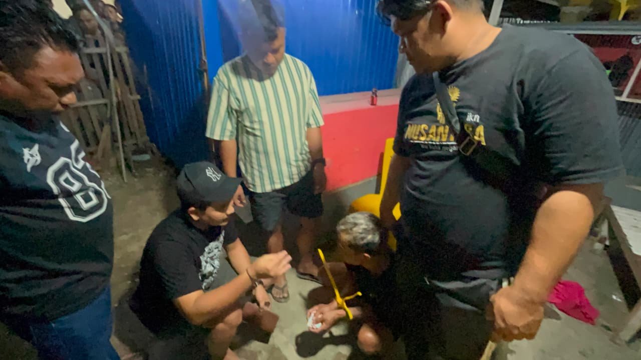 Satresnarkoba Polres Pohuwato mengamankan seorang pria di Kecamatan Marisa yang diduga memiliki sabu. Polisi menyita dua sachet yang diduga sabu beserta sejumlah barang bukti/Hibata.id