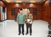 Bupati Buton Tengah Azhari bersama Gubernur Sulawesi Tenggara dalam suasana penuh keakraban di sela kegiatan resmi/Hibata.id