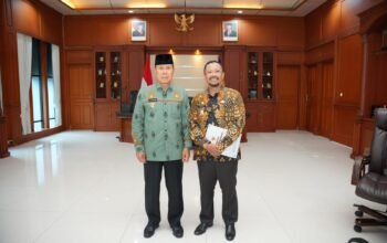Bupati Buton Tengah Azhari bersama Gubernur Sulawesi Tenggara dalam suasana penuh keakraban di sela kegiatan resmi/Hibata.id