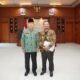 Bupati Buton Tengah Azhari bersama Gubernur Sulawesi Tenggara dalam suasana penuh keakraban di sela kegiatan resmi/Hibata.id