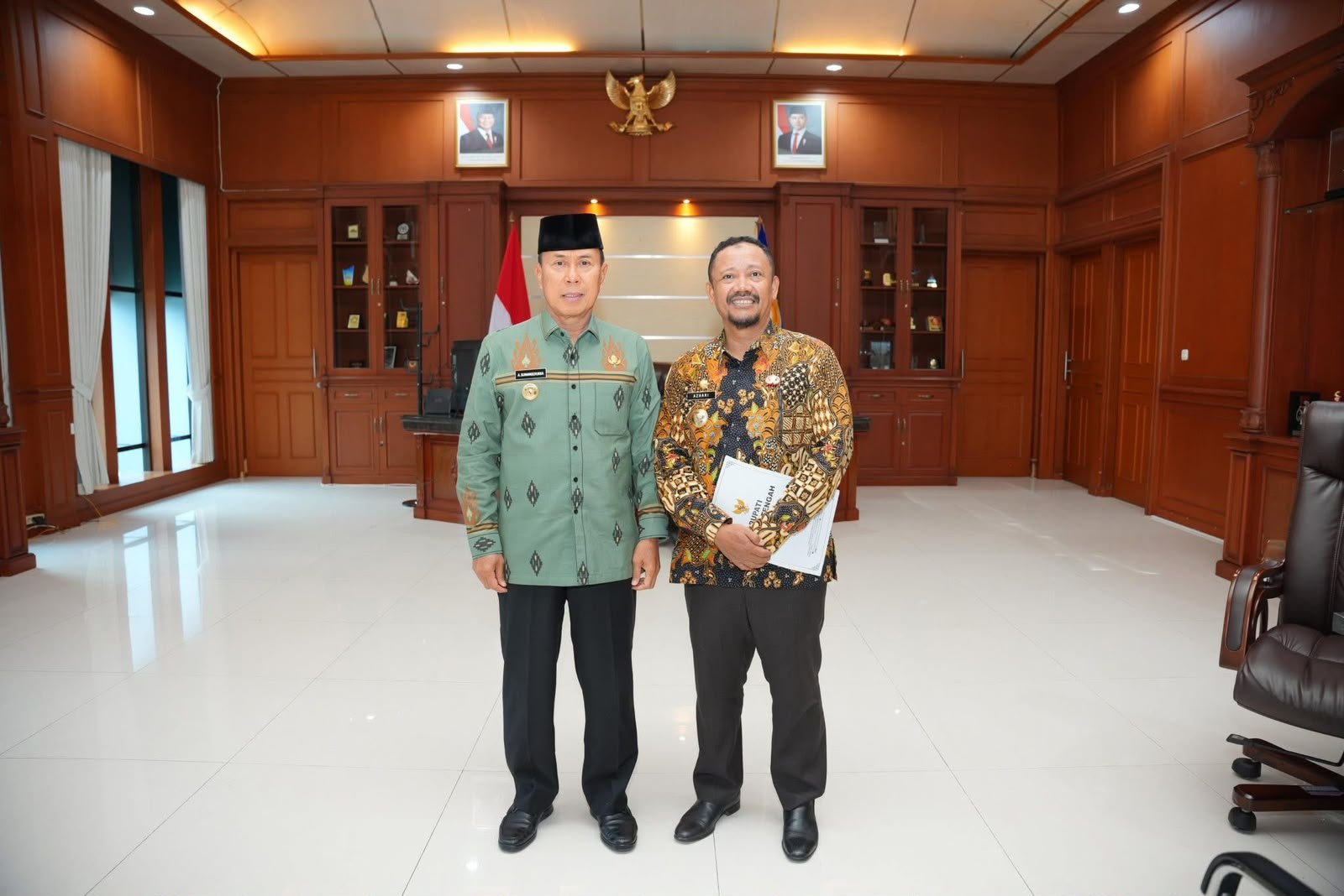 Bupati Buton Tengah Azhari bersama Gubernur Sulawesi Tenggara dalam suasana penuh keakraban di sela kegiatan resmi/Hibata.id