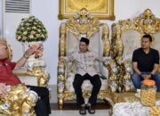Bupati Gorontalo Sofyan Puhi menerima kunjungan silaturahmi Anggota DPR RI Dapil Gorontalo, Elnino M. Husain Mohi, di Rumah Jabatan Bupati Gorontalo, Sabtu (25/7/2026). Pertemuan membahas penguatan sinergi pemerintah pusat dan daerah untuk mendukung percepatan pembangunan di Kabupaten Gorontalo/Hibata.id