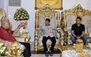Bupati Gorontalo Sofyan Puhi menerima kunjungan silaturahmi Anggota DPR RI Dapil Gorontalo, Elnino M. Husain Mohi, di Rumah Jabatan Bupati Gorontalo, Sabtu (25/7/2026). Pertemuan membahas penguatan sinergi pemerintah pusat dan daerah untuk mendukung percepatan pembangunan di Kabupaten Gorontalo/Hibata.id