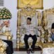 Bupati Gorontalo Sofyan Puhi menerima kunjungan silaturahmi Anggota DPR RI Dapil Gorontalo, Elnino M. Husain Mohi, di Rumah Jabatan Bupati Gorontalo, Sabtu (25/7/2026). Pertemuan membahas penguatan sinergi pemerintah pusat dan daerah untuk mendukung percepatan pembangunan di Kabupaten Gorontalo/Hibata.id