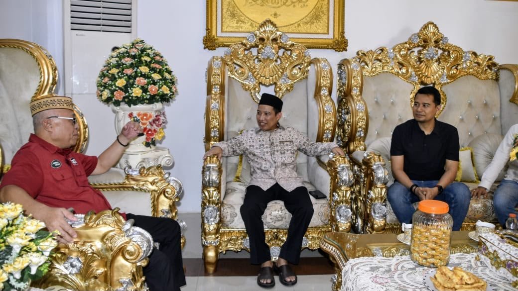 Bupati Gorontalo Sofyan Puhi menerima kunjungan silaturahmi Anggota DPR RI Dapil Gorontalo, Elnino M. Husain Mohi, di Rumah Jabatan Bupati Gorontalo, Sabtu (25/7/2026). Pertemuan membahas penguatan sinergi pemerintah pusat dan daerah untuk mendukung percepatan pembangunan di Kabupaten Gorontalo/Hibata.id
