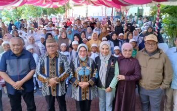 Bupati Gorontalo Sofyan Puhi mengapresiasi bakti sosial Rahmijati Centre dan IDI Kabupaten Gorontalo berupa khitanan massal gratis bagi 91 anak serta donor darah dalam rangka Hari Bakti Dokter Indonesia ke-118/Hibata.id