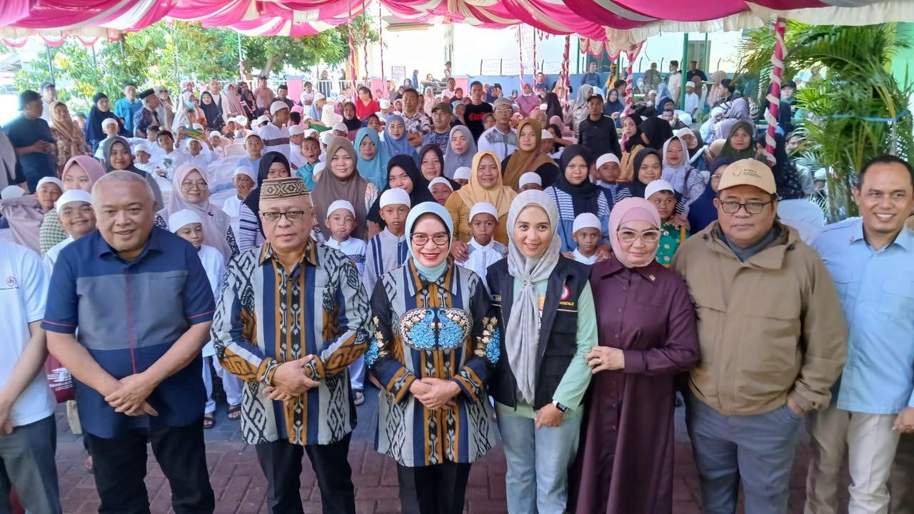 Bupati Gorontalo Sofyan Puhi mengapresiasi bakti sosial Rahmijati Centre dan IDI Kabupaten Gorontalo berupa khitanan massal gratis bagi 91 anak serta donor darah dalam rangka Hari Bakti Dokter Indonesia ke-118/Hibata.id