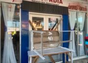 Blokade akses masuk Kantor Desa Toto Utara, Kecamatan Tilongkabila, Kabupaten Bone Bolango, Senin (27/7/2026), dengan memasang pagar kayu dan meja sebagai bentuk protes terhadap keputusan pemberhentian sementara Kepala Desa Ramla Djafar. Aksi berlangsung dengan pengamanan personel TNI dan Polri. Foto: Hibata.id