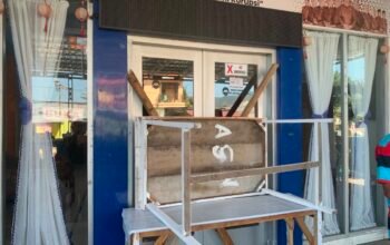 Blokade akses masuk Kantor Desa Toto Utara, Kecamatan Tilongkabila, Kabupaten Bone Bolango, Senin (27/7/2026), dengan memasang pagar kayu dan meja sebagai bentuk protes terhadap keputusan pemberhentian sementara Kepala Desa Ramla Djafar. Aksi berlangsung dengan pengamanan personel TNI dan Polri. Foto: Hibata.id