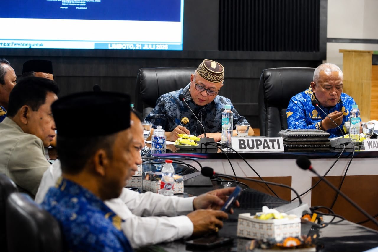 Bupati Gorontalo Sofyan Puhi memimpin koordinasi antisipasi musim kemarau dengan fokus pada penyediaan air bersih, perlindungan sektor pertanian, dan menjaga ketahanan pangan di Kabupaten Gorontalo/Hibata.id