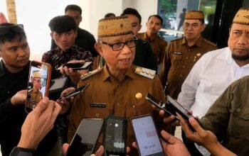 Bupati Bone Bolango Ismet Mile menegaskan penyegelan Kantor Desa Toto Utara merupakan aspirasi warga, sementara sengketa tanah dan pemberhentian kepala desa diproses sesuai hukum/Hibata.id