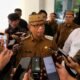 Bupati Bone Bolango Ismet Mile menegaskan penyegelan Kantor Desa Toto Utara merupakan aspirasi warga, sementara sengketa tanah dan pemberhentian kepala desa diproses sesuai hukum/Hibata.id