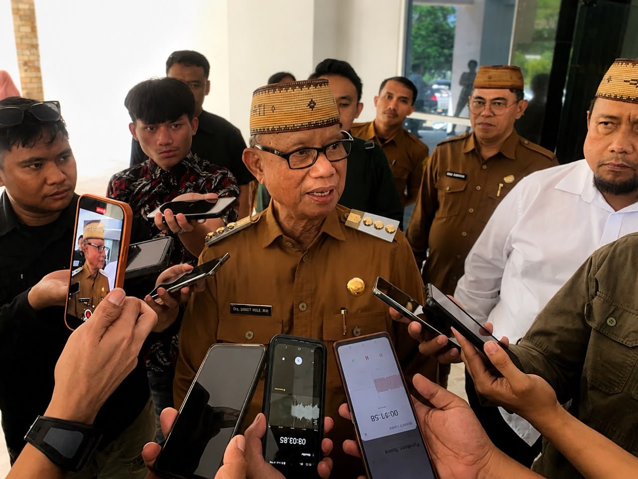 Bupati Bone Bolango Ismet Mile menegaskan penyegelan Kantor Desa Toto Utara merupakan aspirasi warga, sementara sengketa tanah dan pemberhentian kepala desa diproses sesuai hukum/Hibata.id