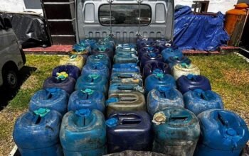 Satreskrim Polres Pohuwato melimpahkan tersangka dan barang bukti kasus dugaan penyalahgunaan BBM subsidi jenis solar ke Kejaksaan Negeri Pohuwato/Hibata.id