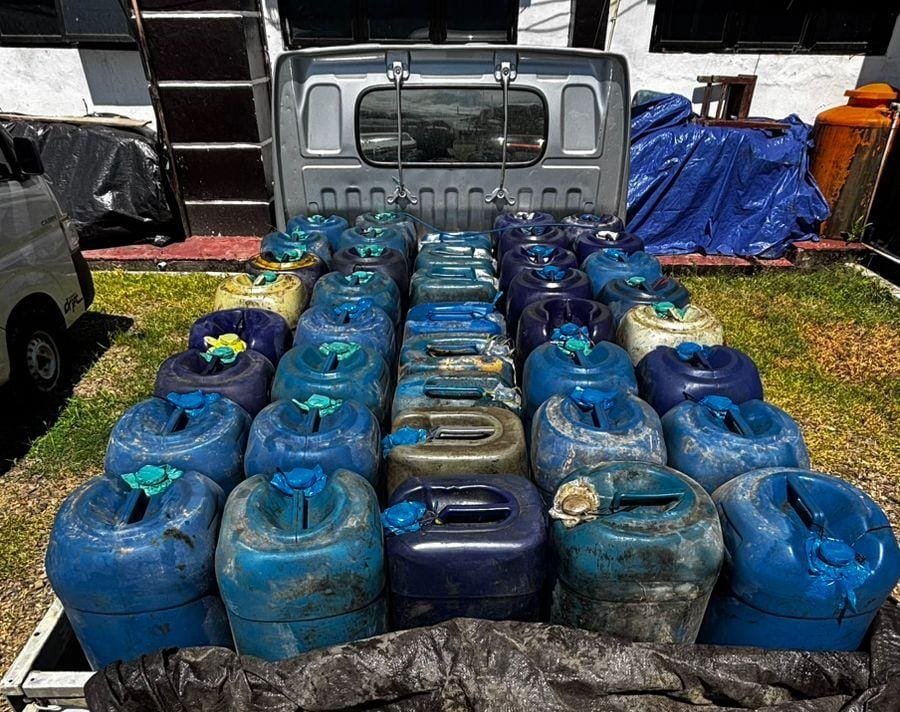 Satreskrim Polres Pohuwato melimpahkan tersangka dan barang bukti kasus dugaan penyalahgunaan BBM subsidi jenis solar ke Kejaksaan Negeri Pohuwato/Hibata.id