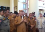 Bupati Pohuwato, Saipul A. Mbuinga, yang menerima langsung aspirasi warga. (Foto: Delfri/Hibata.id)