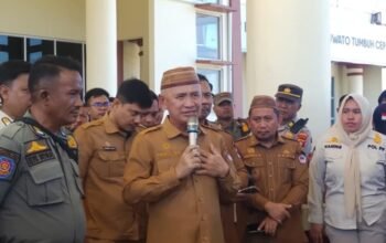 Bupati Pohuwato, Saipul A. Mbuinga, yang menerima langsung aspirasi warga. (Foto: Delfri/Hibata.id)