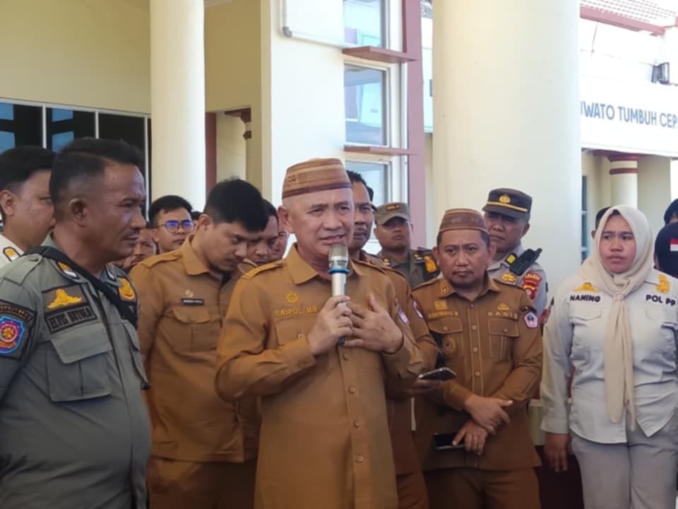 Bupati Pohuwato, Saipul A. Mbuinga, yang menerima langsung aspirasi warga. (Foto: Delfri/Hibata.id)