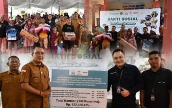 Penyaluran bantuan ATENSI tahap terbaru dilakukan secara simbolis oleh Wakil Bupati Boalemo, Lahmuddin Hambali, di halaman Kantor Dinas Sosial PMD Kabupaten Boalemo, Selasa, 28 Juli 2026. (Foto: Humas)