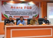Bupati Boalemo, Rum Pagau saat membuka Forum Group Discussion (FGD) Naskah Akademik dan Rancangan Peraturan Daerah (Ranperda) tentang Penyelenggaraan Program Jaminan Sosial Kabupaten Boalemo di Grand Amalia Hotel, Selasa, 28 Juli 2026. (Foto: Humas)