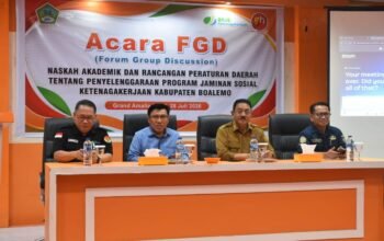 Bupati Boalemo, Rum Pagau saat membuka Forum Group Discussion (FGD) Naskah Akademik dan Rancangan Peraturan Daerah (Ranperda) tentang Penyelenggaraan Program Jaminan Sosial Kabupaten Boalemo di Grand Amalia Hotel, Selasa, 28 Juli 2026. (Foto: Humas)