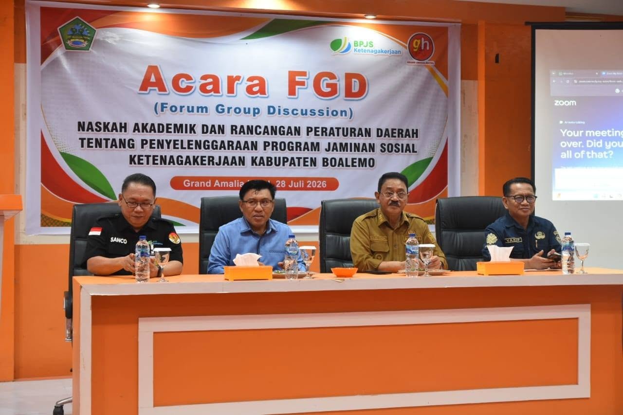 Bupati Boalemo, Rum Pagau saat membuka Forum Group Discussion (FGD) Naskah Akademik dan Rancangan Peraturan Daerah (Ranperda) tentang Penyelenggaraan Program Jaminan Sosial Kabupaten Boalemo di Grand Amalia Hotel, Selasa, 28 Juli 2026. (Foto: Humas)