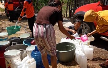 Sebanyak 221 kepala keluarga atau 954 jiwa di Kecamatan Bone Pantai kini mengalami kesulitan mendapatkan air bersih akibat berkurangnya sumber air yang selama ini menjadi tumpuan kebutuhan sehari-hari. (Foto: Istw)