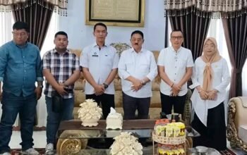 Bupati Boalemo, Rum Pagau, saat menerima kunjungan Tim Pejabat Pembuat Komitmen (PPK) Penyedia Pelaksana Pembangunan Kampung Nelayan Merah Putih Tahun 2026 di Rumah Jabatan Bupati, Rabu, 29 Juli 2026. (Foto: Humas)